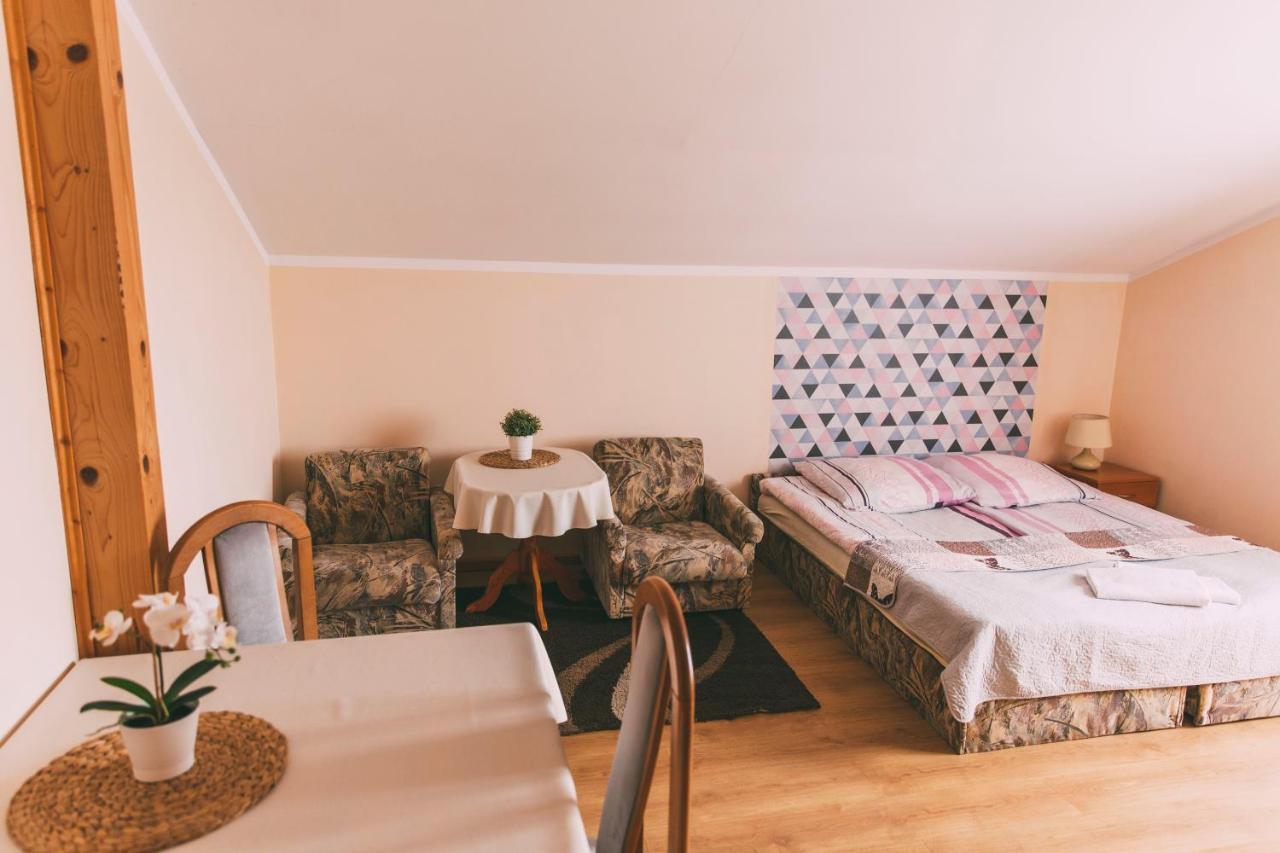 Pokoje Goscinne & Restauracja Pestka Choczewo Buitenkant foto